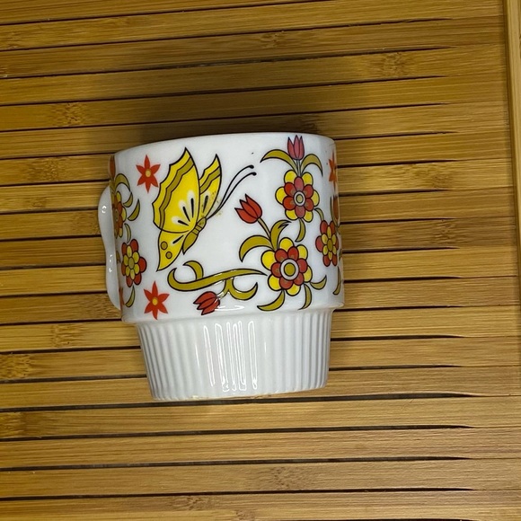 🎈SOLD🎈 Mid Century Mug Butterflies - Red & Yellow - Picture 10 of 16